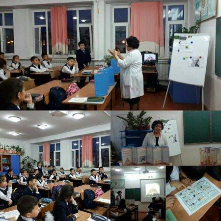 "Дұрыс тамақтану" онкүндігі аясында 3 "А" сыныбында "Адам ағзасына қажетті дәрумендер" тақырыбында диетолог маман Айтбаева Баян Сартаевна қонақта болып, балалармен сұқбаттасты.