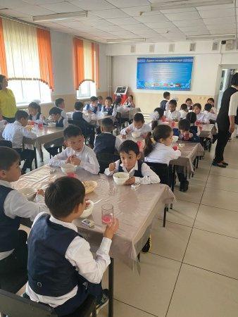 Оқушылардың  тамақтану сәтінен көрініс