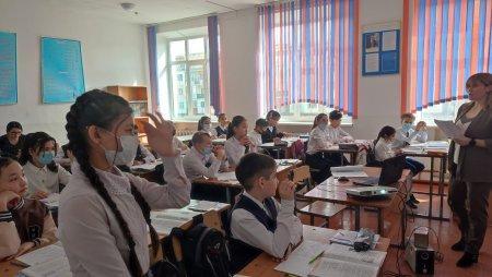 Преподавателем  Кокот Инной Иосифовной был проведен открытый урок в рамках декады МО «Русского языка и литературы». Тема открытого урока « Песня о друге. Легендарный поэт и его герои».
