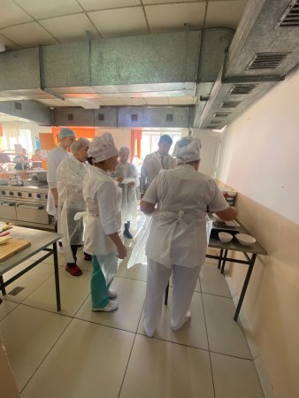 21.11.2023 жылы брокераж комиссия мүшелері тамақтану сапасын тексерді